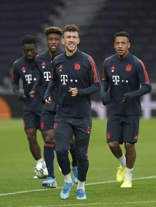 Gelandang Bayern Munchen, Ivan Perisic (depan) melakukan pemanasan saat sesi latihan tim di Tottenham Hotspur Stadium, London (30/9/2019). Munchen akan bertanding melawan tuan rumah Tottenham Hotspur pada grup B Liga Champions. (AP Photo/Tess Derry)