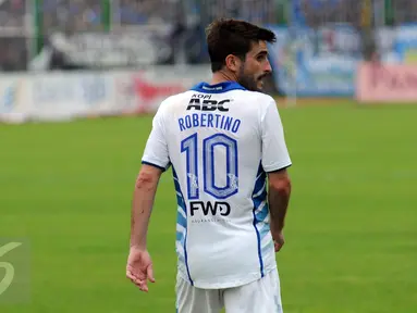 Gelandang anyar Persib Bandung, Robertino Pugliara saat melakoni laga melawan PSGC di Stadion Galuh Ciamis, Minggu (10/7/2016). Playmaker asal Argentina ini melakoni debut bersama Persib pada turnamen segitiga di Ciamis. (Liputan6.com/Helmi Fithriansyah)