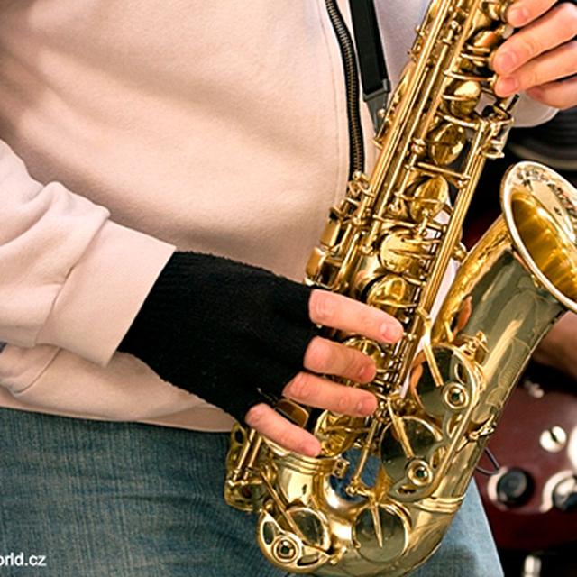 Saksofon termasuk alat musik tanjidor yang dimainkan dengan cara