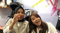 Tantri dan Chua Kotak saat berada di booth Bird & Bees, Indonesia Maternity Baby Kids Expo 2019 di JCC Senayan, Jakarta