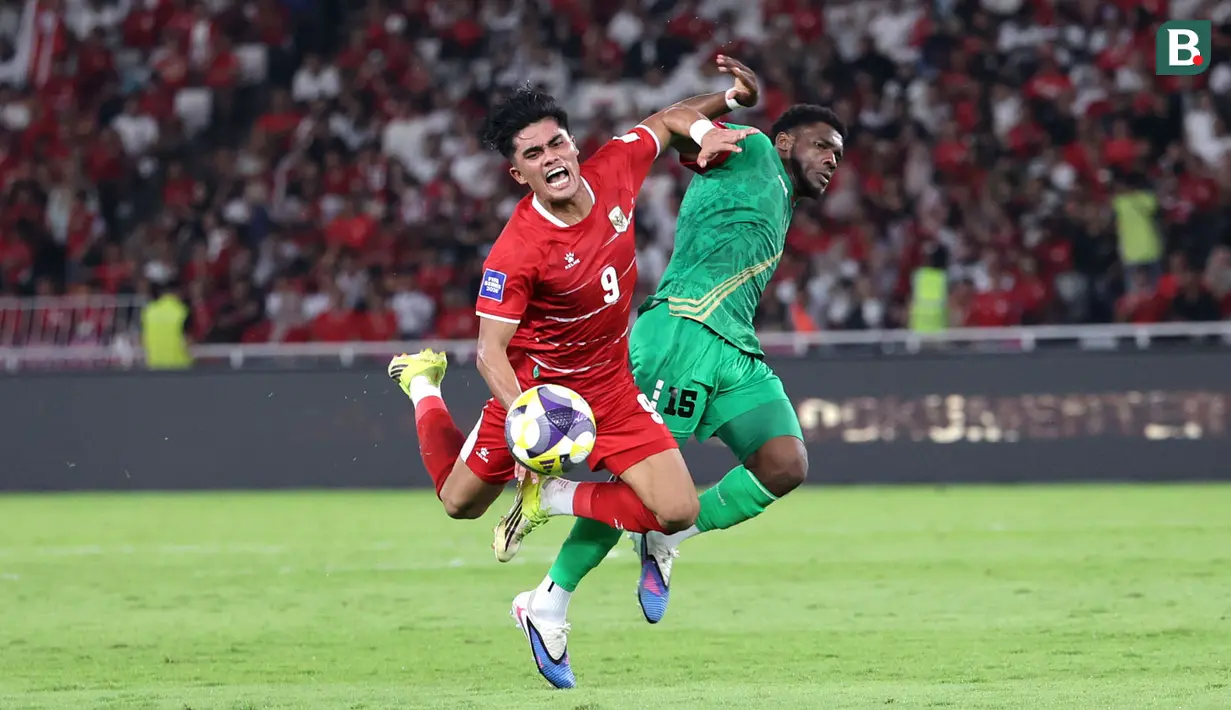 Pemain Timnas Indonesia, Ramadhan Sananta berebut bola dengan pemain St Kitts and Nevis, Mervin Lewis dalam laga semifinal FIFA Series 2026 di Stadion Utama Gelora Bung Karno (SUGBK), Senayan, Jakarta, Jumat (27/03/2026). (Bola.com/M Iqbal Ichsan)