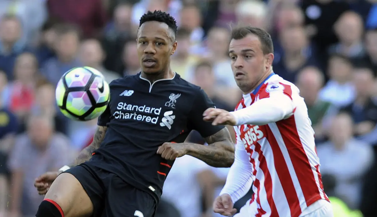 Pemain Liverpool, Nathaniel Clyne (kiri) berusaha menghalau bola dari kejaran pemain Stoke City, Xherdan Shaqiri pada laga Premier League pekan ke-32 di Britannia Stadium, Stoke, (8/4/2017). Liverpool menang 2-1. (AP/Rui Vieira)