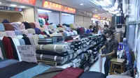 Aktivitas jual beli bahan tekstil di Pasar Tanah Abang, Jakarta, Sabtu (27/11/2021). Utilisasi industri tekstil dan produk tekstil dalam negeri menunjukkan kinerja yang positif menjelang akhir 2021, berada di posisi 80 - 85 persen pada awal kuartal IV/2021. (Liputan6.com/Angga Yuniar)