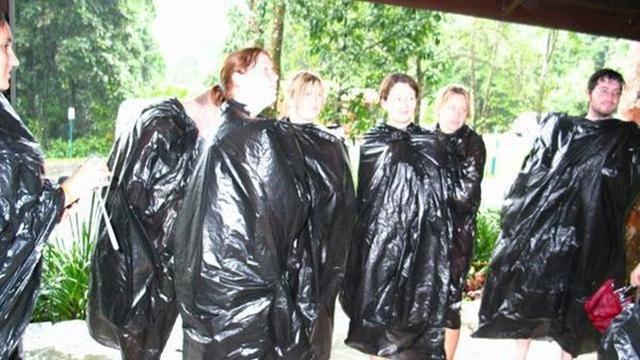 10 Momen Pengendara Pakai Jas Hujan Plastik saat Hujan Ini Kocak