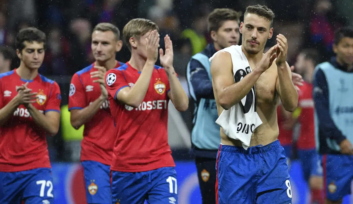 Gelandang CSKA Moskow, Nikola Vlasic, menyapa suporter usai mengalahkan Real Madrid pada laga Liga Champions di Stadion Luzhniki, Moskow, Selasa (2/10/2018). CSKA menang 1-0 atas Madrid. (AFP/Alexander Nemenov)