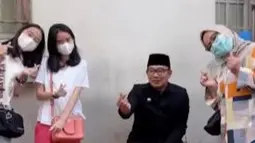 Usai menikmati bubur ayam, warga yang melintas jalan tersebut tak menyia-nyiakan momen bertemu Ridwan Kamil. Mereka pun melakukan foto bersama. (Foto: Instagram/@ridwankamil)