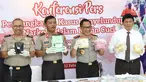 Kapolri Jenderal Tito Karnavian (dua kanan) didampingi Kapolda Metro Jaya Irjen Pol Idham Azis (dua kiri) mengangkat barang bukti narkoba selundupan asal Malaysia di Polda Metro Jaya, Jakarta, Senin (12/2). (Liputan6.com/Immanuel Antonius)