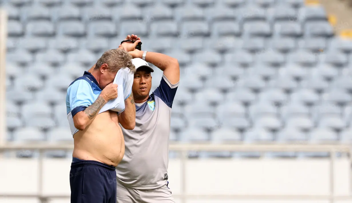 Pelatih Persela Lamongan, Stefan Hanson mengusap keringat didampingi asisten pelatih Didik Ludianto saat latihan di Stadion Utama Gelora Bung Karno, Jakarta, Kamis (12/5/2016). (Bola.com/Nicklas Hanoatubun)