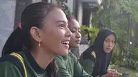 Lola, Widya dan Dian, tiga sahabat beda agama, bercengkerama saat waktu luang pesantren kilat di SMK YOS Soedarso, Cilacap (Liputan6.com / Muhamad Ridlo)