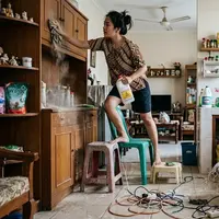 Hal yang Sebaiknya Tidak Dilakukan Saat Membersihkan Rumah (AI Generated)