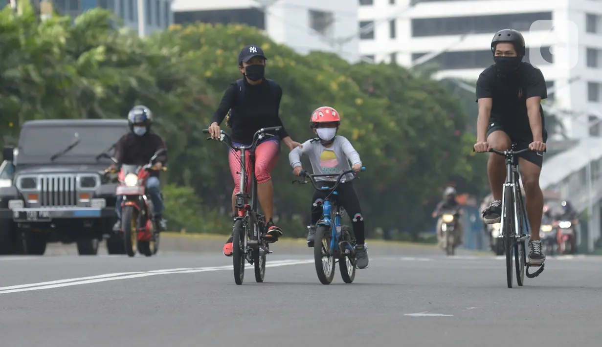 Warga bersepeda di sepanjang Kawasan MH Thamrin,Jakarta, Jumat (30/10/2020). Aktivitas memilih berolahraga sepeda sebagai alternatif liburan panjang sekaligus menjaga imunitas tubuh di tengah pandemi virus Corona. (merdeka.com/Imam Buhori)