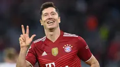 Penghargaan Golden Shoes diberikan kepada pesepak bola Eropa yang mampu mencetak gol terbanyak dalam satu musim di semua ajang kompetisi yang diikuti. Awal musim 2021/2022 ini telah muncul 5 nama calon peraih Golden Shoes dengan catatan gol terbanyak. (AFP/Christof Stache)