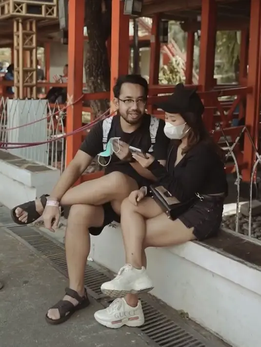 Belakangan Kiky pun kerap bagikan kebersamaannya di Instagram. Ia juga menyebut jika sang kekasih adalah sosok yang kalem dan tak bisa marah. (Liputan6.com/IG/@kikysaputrii)