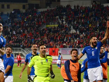 Para pemain Italia merayakan kemenangan atas Albania pada laga kualifikasi Piala Dunia 2018 di Stadion Loro Borici, Senin (9/20/2017). Italia menang 1-0 atas Albania. (AFP/Dimitar Dilkoff)
