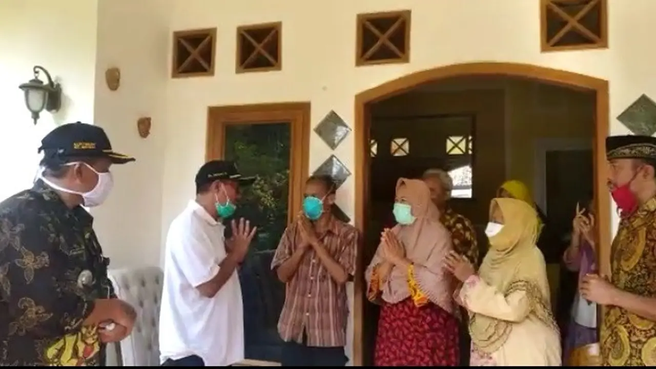 Wabup Banyumas, Sadewo Tri Lastiono mengantar Sagimin, pasien virus Corona Covid-19 yang sembuh. (Foto: Liputan6.com/Humas Pemkab Banyumas/Muhamad Ridlo)