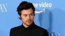 <p>Harry Styles berpose saat menghadiri pemutaran perdana film My Policeman di Regency Bruin Theatre, Los Angeles, Amerika Serikat, 1 November 2022. Harry Styles menampilkan sosok yang modis saat dia memimpin para pemain bintang dan tokoh hiburan lainnya di karpet merah pemutaran perdana My Policeman. (AP Photo/Chris Pizzello)</p>