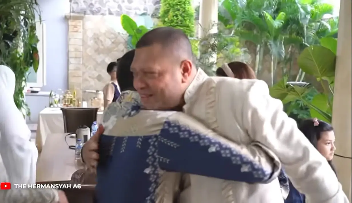 Momen akrab Anang bersama suami baru mantan istrinya. Selama ini, hubungan Anang dan mantan istri serta keluarganya cukup baik. Beberapa kali mereka bersama ketemu di luar dalam sebuah acara. [Youtube/The Hermansyah A6]