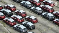 Deretan mobil baru terparkir di kawasan Marunda, Cilincing, Jakarta, Senin (21/6/2021). Pemerintah melalui Kementerian Keuangan memerpanjang diskon 0 persen Pajak Penjualan atas Barang Mewah (PPnBM) hingga Agustus 2021. (merdeka.com/Iqbal S. Nugroho)