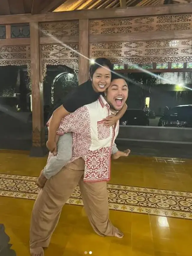 Bukan cuma bisa melakukan pekerjaan macam-macam, Soimah juga bisa loh digendong oleh Ivan Gunawan. (Foto: Instagram/@showimah)