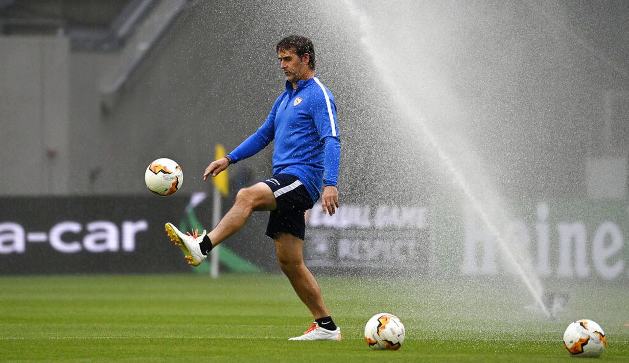 Pelatih Sevilla, Julen Lopetegui, saat memimpin sesi latihan jelang laga semifinal Liga Europa di Cologne, Jerman, Sabtu (15/8/2020). Sevilla akan berhadapan dengan Manchester United. (Ina Fassbender, AP via Pool)