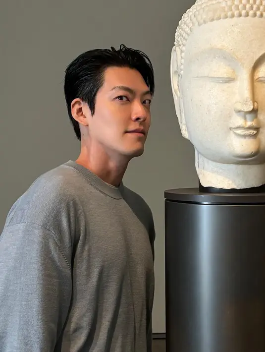 <p>Kim Woo Bin saat berada di Louvre. "Dubai 3 no Abu Dhabi," tulis aktor berusia 34 tahun itu sebagai keterangan fotonya. (Foto: Instagram/ ____kimwoobin)</p>