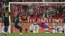 Striker Real Madrid, Vinicius Junior mencetak gol penyeimbang 2-2 ke gawang Bayern Munchen melalui eksekusi penalti pada laga leg pertama semifinal Liga Champions 2023/2024 di Allianz Arena, Munich, Selasa (30/4/2024). (AP Photo/Matthias Schrader)