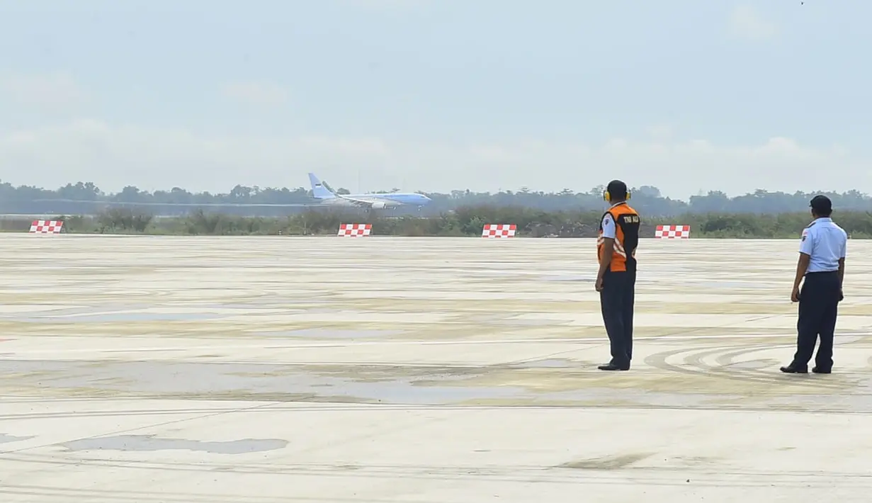 Pesawat Kepresidenan yang ditumpangi Presiden Joko Widodo mendarat di Bandara Internasional Jawa Barat (BIJB) Kertajati, Majalengka, Kamis (24/5). Pesawat kepresidenan resmi menjadi pesawat pertama yang mendarat bandara itu. (Liputan6.com/Pool/Setpres)