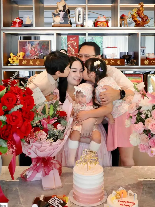Puput Nastiti Devi Rayakan Ulang Tahun ke-29 keluarga kompak pakai baju pink. [@basukibtp]