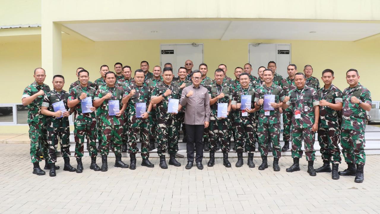 Wamendagri Bima Arya saat menjadi narasumber pada kegiatan Pelatihan Eksekutif bagi Personel TNI