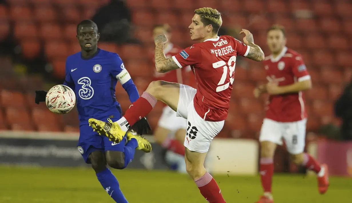 Barnsley terus mengurung pertahanan Chelsea di sisa pertandingan, Namun, upaya mereka mencari gol penyembang tak membuahkan hasil. (Foto: AP/Pool/Dave Thompson)