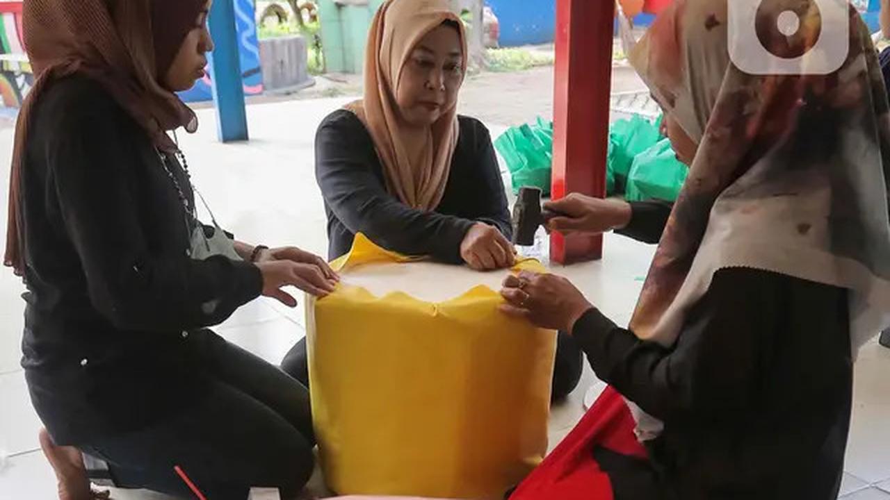 Selain itu, juga memanfaatkan sampah dengan menyulapnya menjadi barang yang memiliki nilai ekonomis.