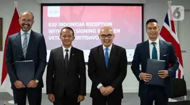 (ki-ka) CEO Britishvolt Orral Nadjari, Menteri Investasi / Kepala BKPM Bahlil Lahadalia, Duta Besar RI untuk Inggris Raya Desra Percaya dan Ketua Dewan Pertimbangan KADIN Indonesia / Presdir PT Bakrie & Brothers Anindya Bakrie foto bersama usai MoU di Kedutaan Besar RI di Inggris, Rabu (23/3/2022).