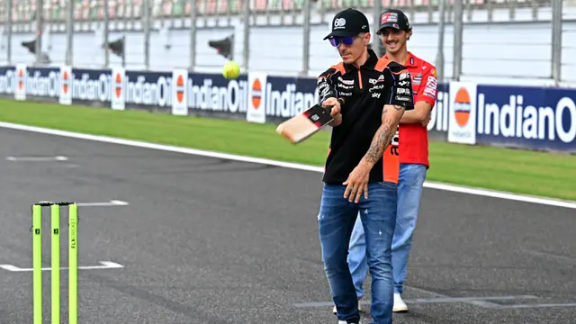 Pembalap MotoGP Bermain Kriket