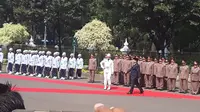 Menteri Pertahanan Prabowo Subianto disambut upacara militer oleh jajaran Kementerian Pertahanan. (Liputan6.com/Muhammad Radityo Priyasmoro)