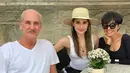 Kenakan pakaian santai dengan tank top putih, Cinta Laura bersama ayah dan ibunya saat sedang berada di Osnabruck, Jerman. Dirinya pun menyebutkan dalam keterangan Instagramnya bahwa tidak ada yang lebih baik selain bersama keluarga. (Liputan6.com/IG/@claurakiehl)