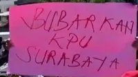 Massa menuntut komisioner KPU Kota Surabaya mundur, karena menggugurkan satu pasang calon.