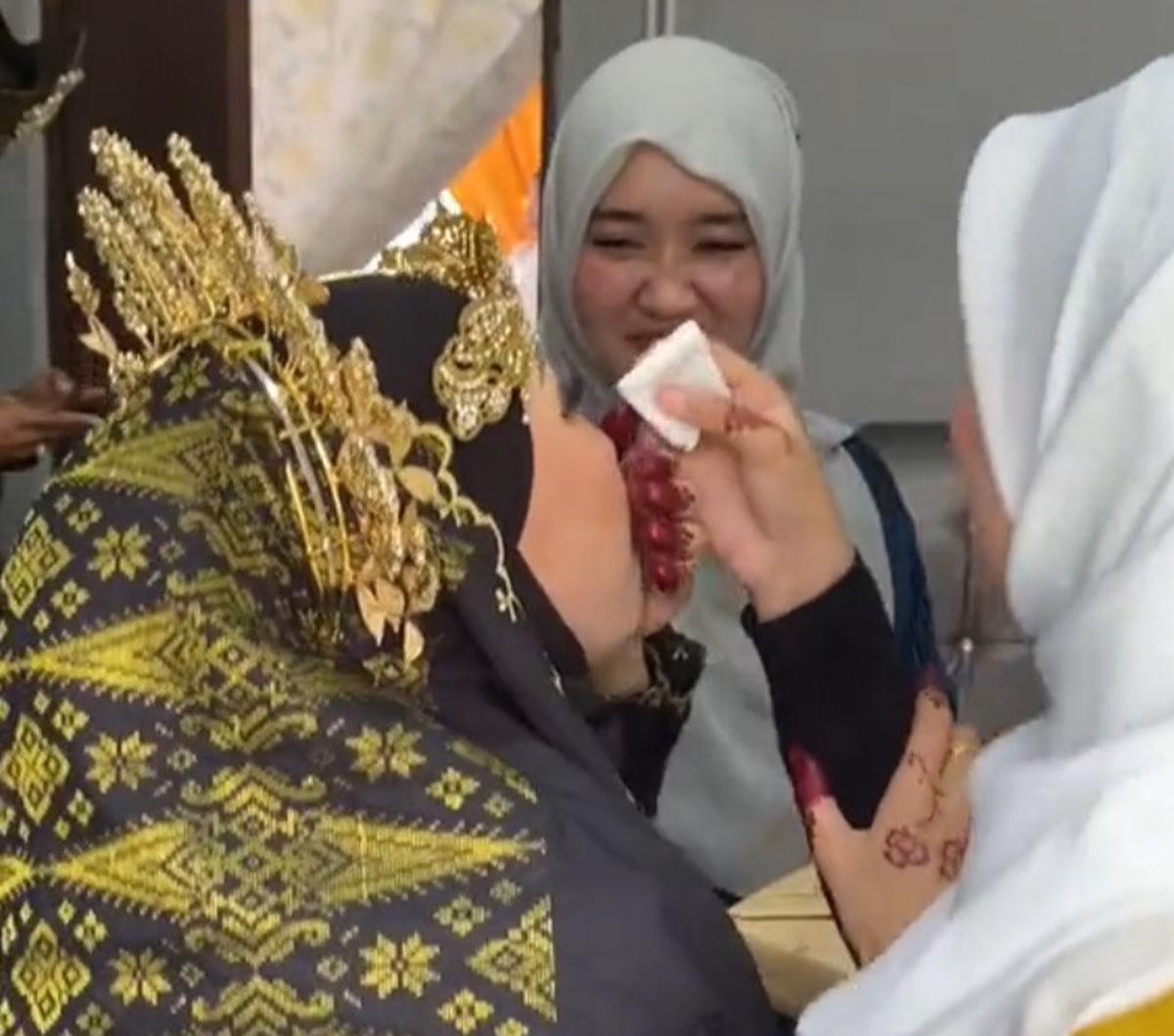 "After 9 years tak berjumpa. Kami langsung takde gambar bersama waktu umur 13 tahun. Tak pernah putus contact, tapi pernah berjanji suatu hari mesti berjumpa," tulis keterangan video.