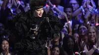 Lady Gaga Bawa Gaya Serba Hitam Wednesday Saat Terima Penghargaan MTV VMAs 2025