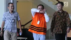 Gubernur Aceh Irwandi Yusuf (tengah) berusaha menutupi wajah usai menjalani pemeriksaan di Gedung KPK, Jakarta, Jumat (6/7). Ini merupakan pemeriksaan perdana setelah Irwandi ditahan oleh KPK. (Merdeka.com/Dwi Narwoko)
