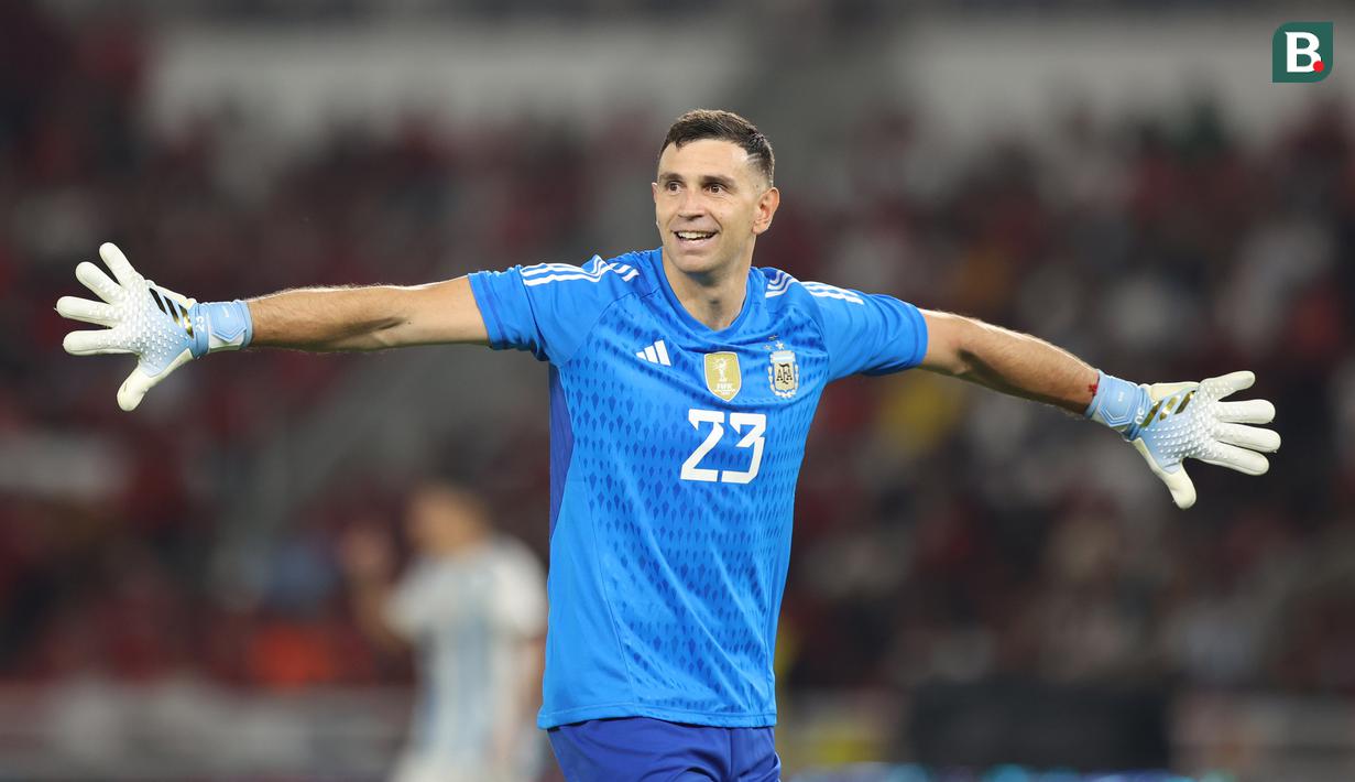 <p>Ekspresi&nbsp;penjaga gawang Timnas Argentina,&nbsp;Emiliano Martinez&nbsp;setelah rekan satu timnya berhasil menjebol gawang Timnas Indonesia dalam pertandingan FIFA Matchday 2023 di Stadion Utama Gelora Bung Karno, Jakarta, Senin (19/6/2023). (Bola.com/Bagaskara Lazuardi)</p>