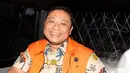 Direktur PT Bursa Berjangka Jakarta (BBJ) Bihar Sakti Wibowo memasuki bus tahanan yang telah menunggunya usai menjalani pemeriksaan, Jakarta, Selasa (28/4/2015). Bihar tersenyum usai menjalani pemeriksaan.(Liputan6.com/Helmi Afandi)