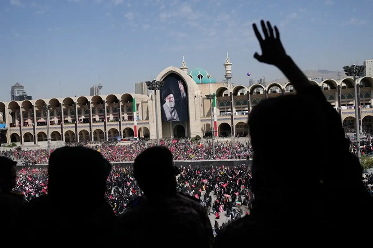 Warga menghadiri hari pertama rangkaian prosesi pemakaman mendiang mantan Pemimpin Tertinggi Iran Ayatullah Ali Khamenei beserta anggota keluarganya di Grand Mosalla, Teheran, Iran, Sabtu (4/7/2026).
