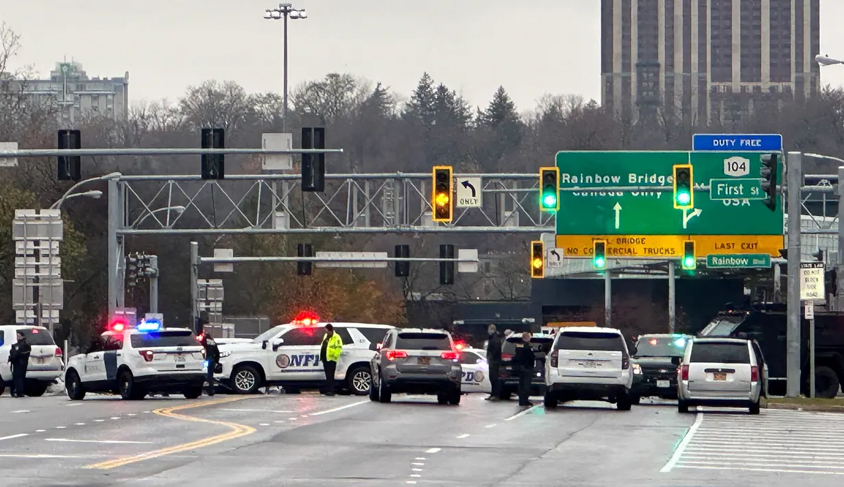 Kantor Lapangan FBI di Buffalo mengatakan dalam sebuah pernyataan bahwa mereka sedang menyelidiki ledakan di Rainbow Bridge yang menghubungkan kedua negara di seberang Sungai Niagara. (AP Photo/Carolyn Thompson)