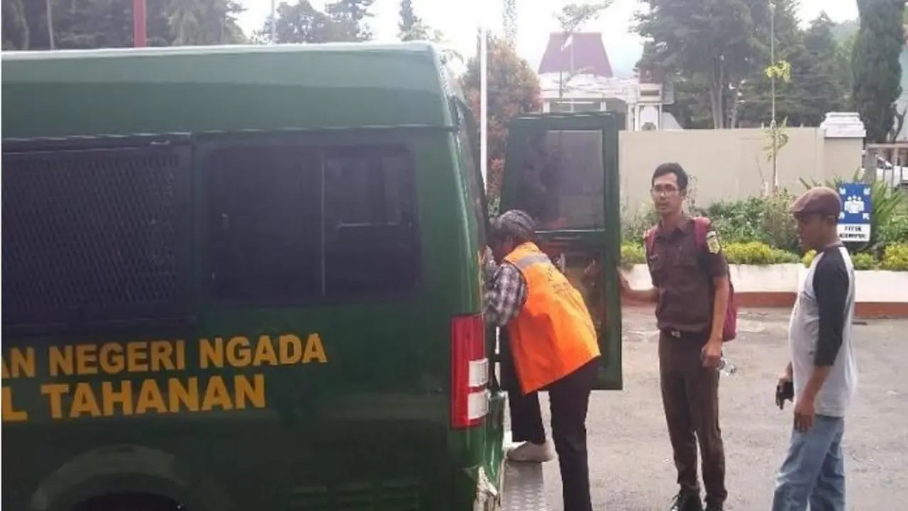 Mantan Bendahara pada Dinas Kesehatan Kabupaten Nagekeo saat ditahan jaksa (Liputan6.com/Ola Keda)