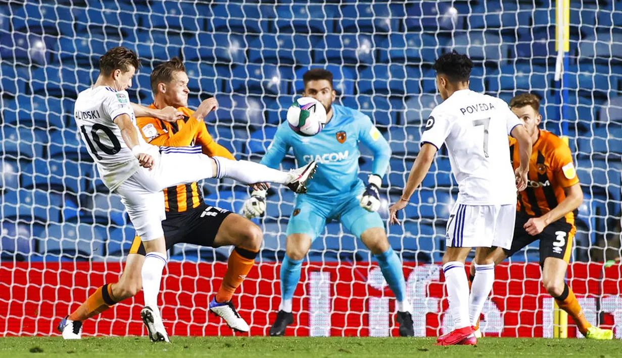 Pemain Leeds United, Ezgjan Aliosk, melepaskan tendangan ke gawang Hull City pada laga Piala Liga Inggris di Ellan Road, Kamis (17/9/2020). Hull City menang adu penalti dengan skor 9-8. (Phil Noble/Pool via AP)
