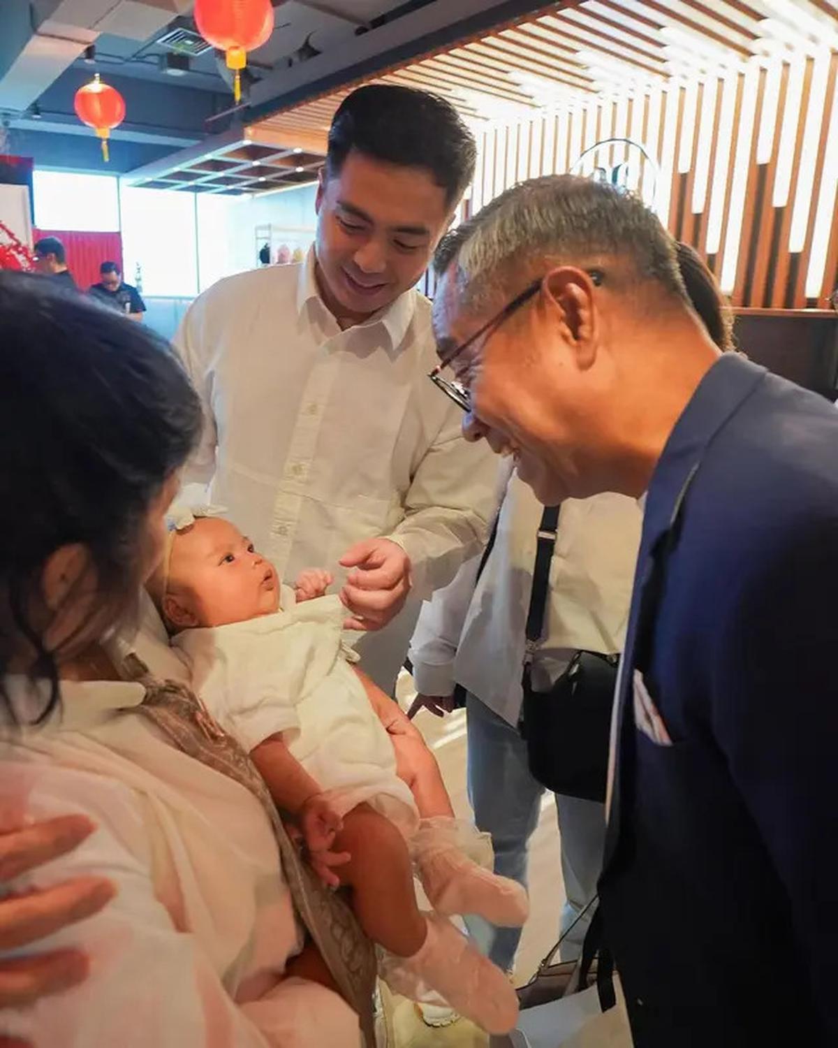 7 Potret Gritte Agatha Gelar Penyerahan Anak ke Gereja, Arief Hidayat Ikut Belajar