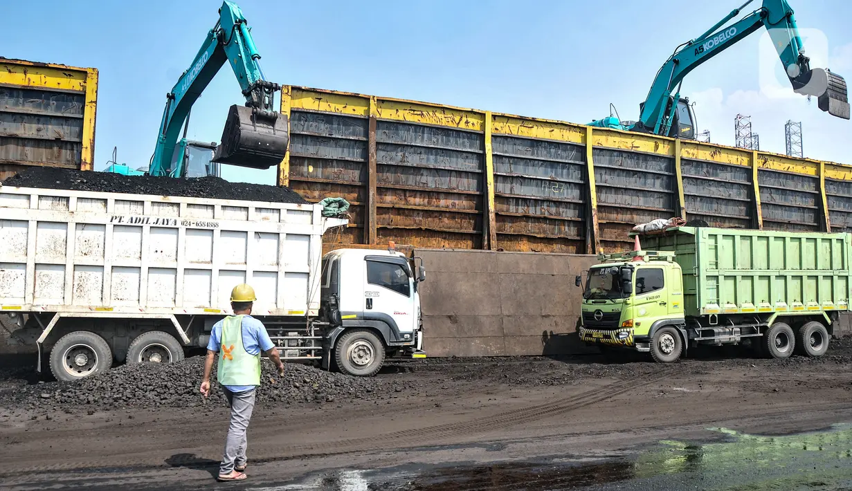 Pekerja saat menyelesaikan aktivitas bongkar muat batu bara di Pelabuhan PT KCN Marunda, Jakarta Utara, Rabu (5/1/2022). Pelarangan eskpro batu bara tercantum dalam surat nomor B-1605/MB.05/DJB.B/2021 yang dikeluarkan pada 31 Desember 2021 lalu. (merdeka.com/Iqbal S. Nugroho)