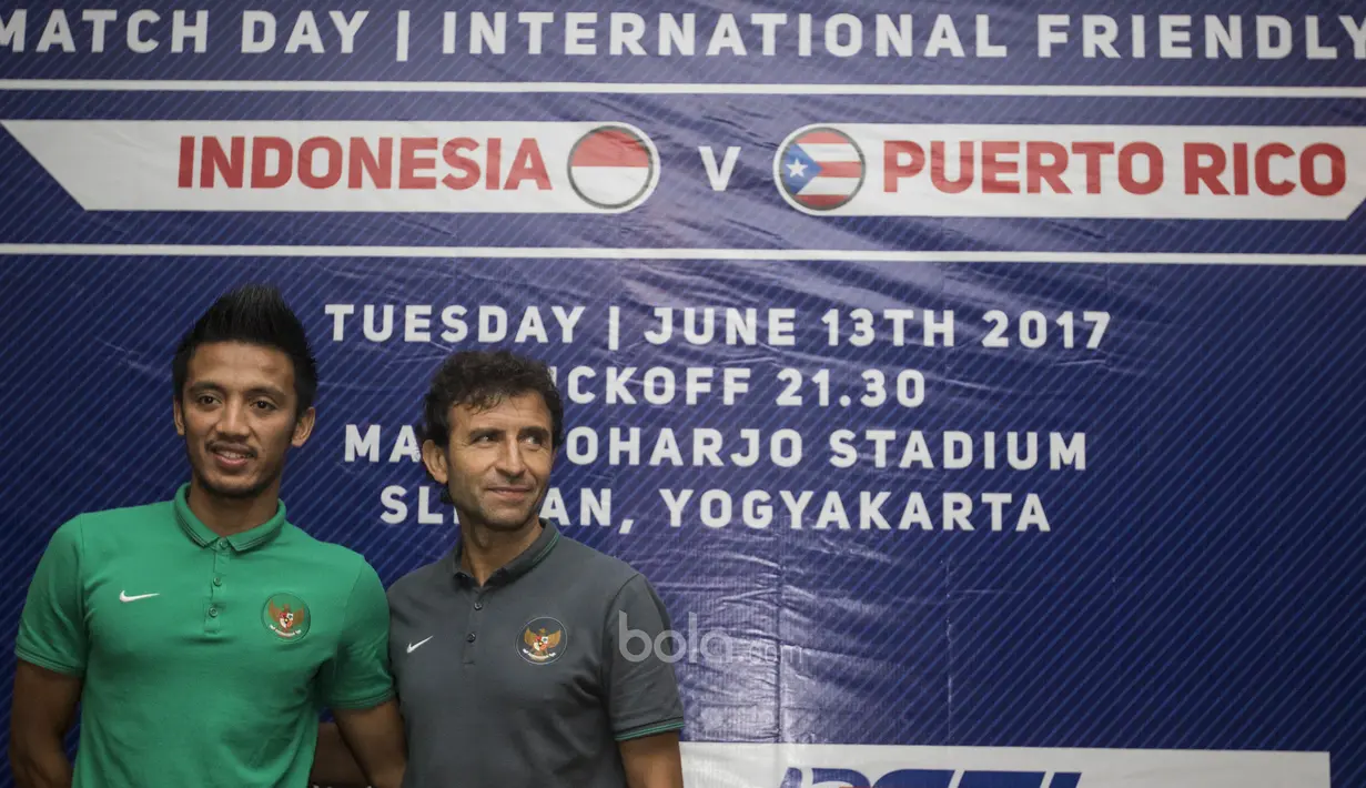 Selesai jumpa pers pelatih Timnas Indonesia, Luis Milla, foto bersama salah satu pemainnya, Bayu Pradana . (Bola.com/Vitalis Yogi Trisna)