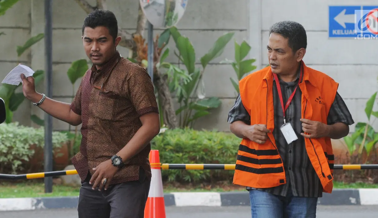Plh Kadis PU Kota Pasuruan Dwi Fitri Nurcahyo (kanan) tiba di Gedung KPK, Jakarta, Jumat (16/11). Dwi akan menjalani pemeriksaan lanjutan oleh penyidik KPK. (Merdeka.com/Dwi Narwoko)