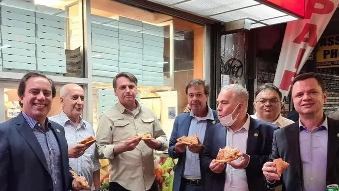 Ditolak Masuk Restoran Gegara Enggan Divaksin, Presiden Brasil Makan di Trotoar